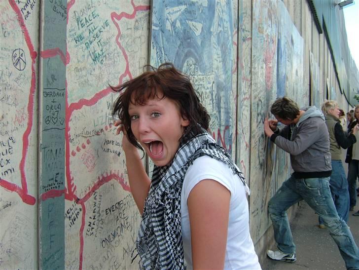 Med klassen i Dublin :) - Lulle der skriver på muren :P billede 26