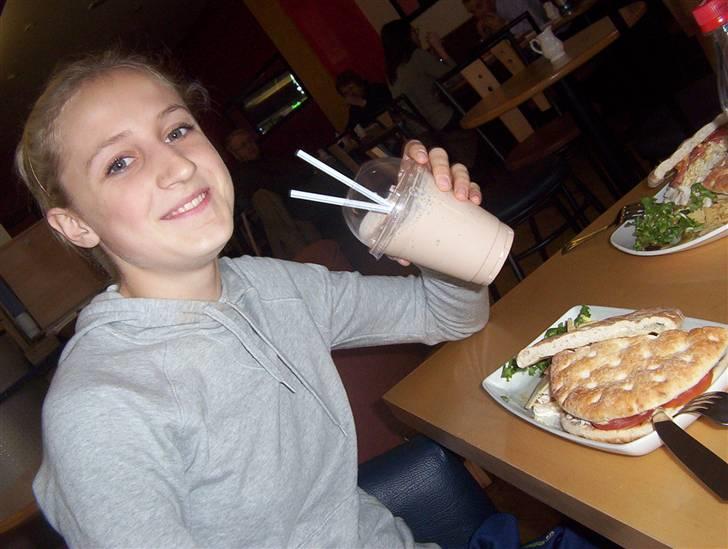 Med klassen i Dublin :) - Mig der får milkshake :P billede 42