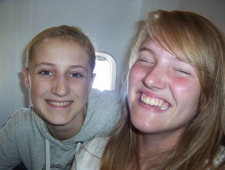 Med klassen i Dublin :) - Mig og Michala i flyet, med propper i ørene og tyggegummi i kæften :P billede 47