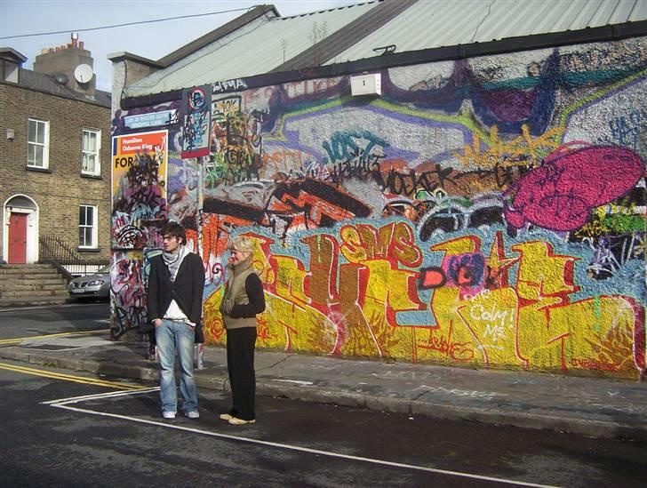 Med klassen i Dublin :) - Mere graffiti, og Annette vores engelsk lære og vores guide, som jeg ikke lige kan huske hvad hedder :S billede 53