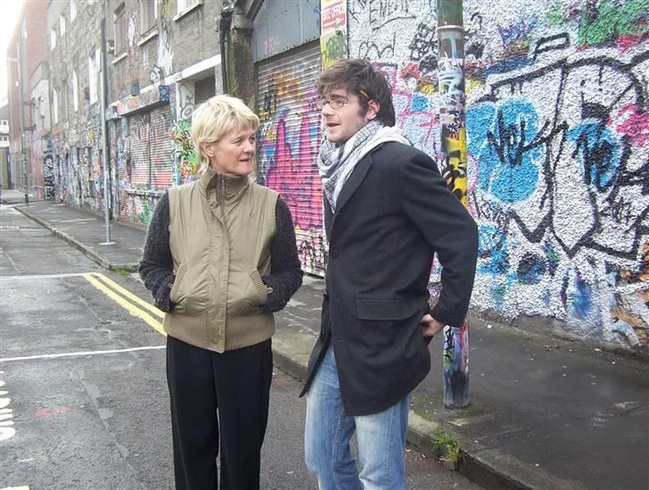 Med klassen i Dublin :) - Vores engelsk lærer Annette og vores guide billede 54