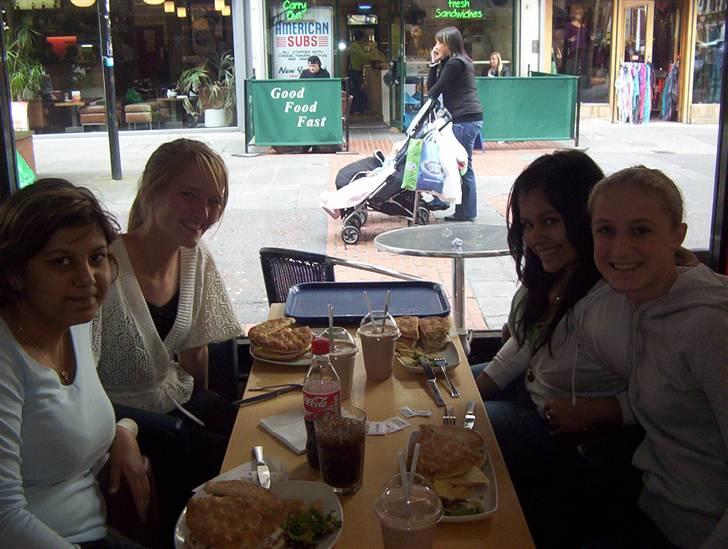 Med klassen i Dublin :) - Vi fik ekspedienten til at tage billede af os :P
fra venstre: Seda, Michala, Gül og mig billede 64