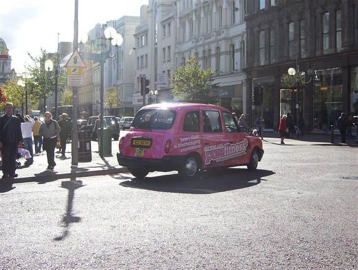Med klassen i Dublin :) - En sej lyserød bil vi så i Belfast :P billede 68