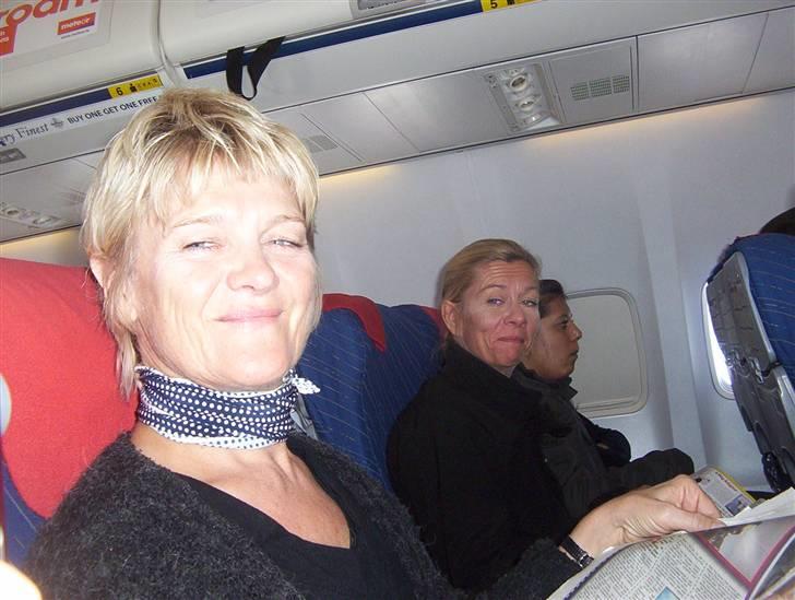 Med klassen i Dublin :) - Vores engelsk lærer Annette til venstre og Grethe vores dansk lærer til højre - i flyet :P billede 74