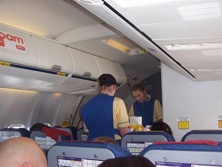 Med klassen i Dublin :) - Stewarddesserne på flyet :P billede 76