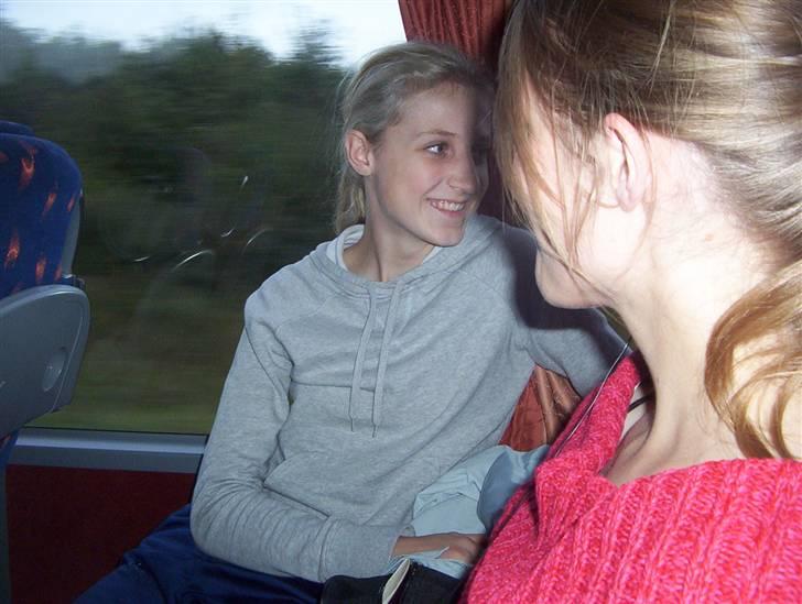 Med klassen i Dublin :) - Mig til venstre og Michala til højre, i bussen fra Billund til Randers - snart hjemme igen :P billede 78