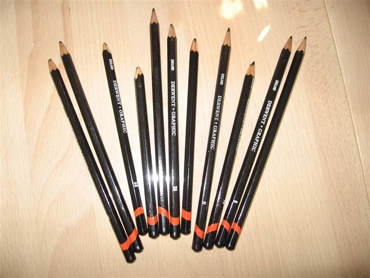 Mine tegneredskaber - Alm træblyanter i forskellige hårdheder alt efter hvor megen effekt man vil have. billede 1