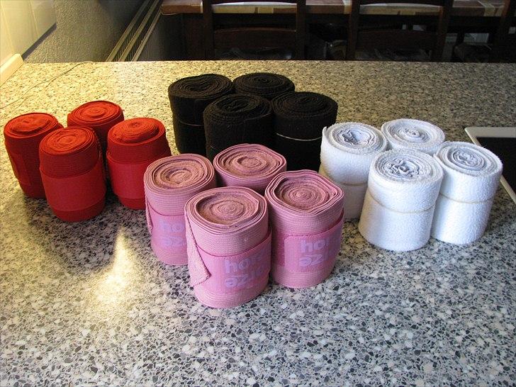 Mit udstyr til hestene. - Røde, brune, lyserøde og hvide bandager med halv fleece og halv elastik. billede 62