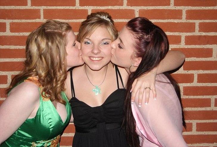 Michelle Stelmach - Billedet er taget af: www.lvh-foto.dk
Til galla på Svankjær Efterskole, mig i midten og lonni og amalie i siderne<3 billede 2