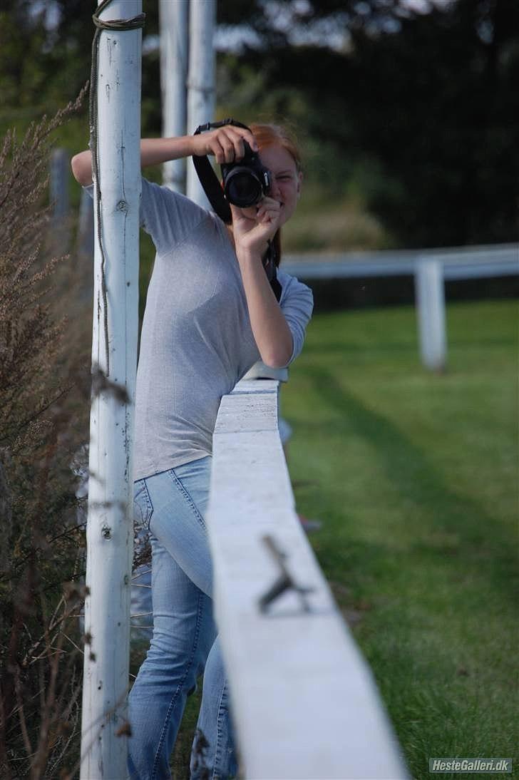 Linette Jessica Christensen - Fotograf på Bogø, i 09 :-P Fjollerier med fotoveninden :-D<3 billede 2