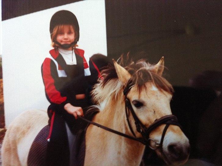 Linette Jessica Christensen - Linette 7/8 år :-P Lige efter min første ridetime på Yellow Boy :-P billede 3