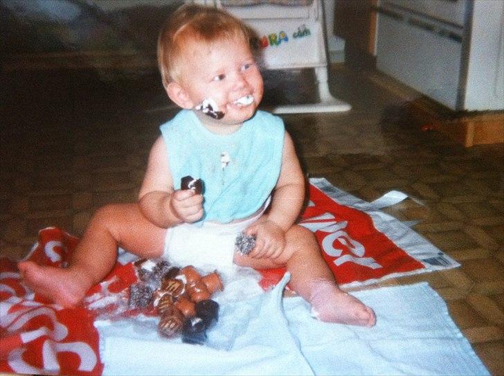 Linette Jessica Christensen - 24. November 1994, min 1 års fødselsdag :-P Min dejlige morfar mente jeg skulle have fløde boller :-D<3 billede 4