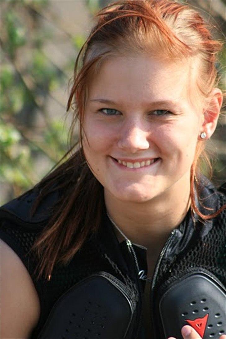 Linette Jessica Christensen - Overfor Langelinie i kbh, til et photoshoot af to BMW S1000RR, MUMS! billede 1