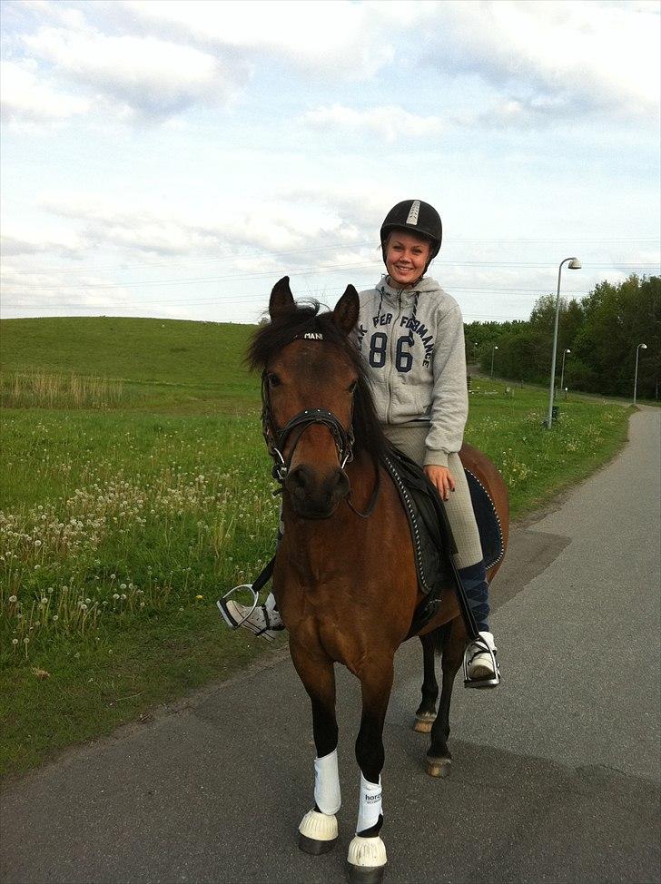 Min perfekte pony :-* - Med mor en tur skoven :-) billede 1