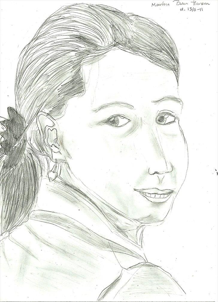 Tegninger :D   - Første pige :) Lidt lang i hovedet men ellers meget god xD 
Tegnet mandag den. 13. juni 2011 billede 337