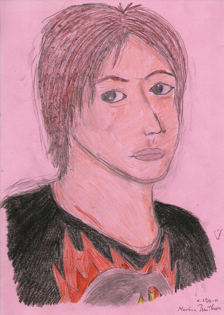 Tegninger :D   - En ny version er tegningen under :P Mørkere hår, større næse og mund, 3/4 profil men stadig samme trøje xD yes sir :P Men på LYSERØDT PAPIR :O xD Whut!? xD 
Tegnet lørdag den. 25. juni 2011 billede 330