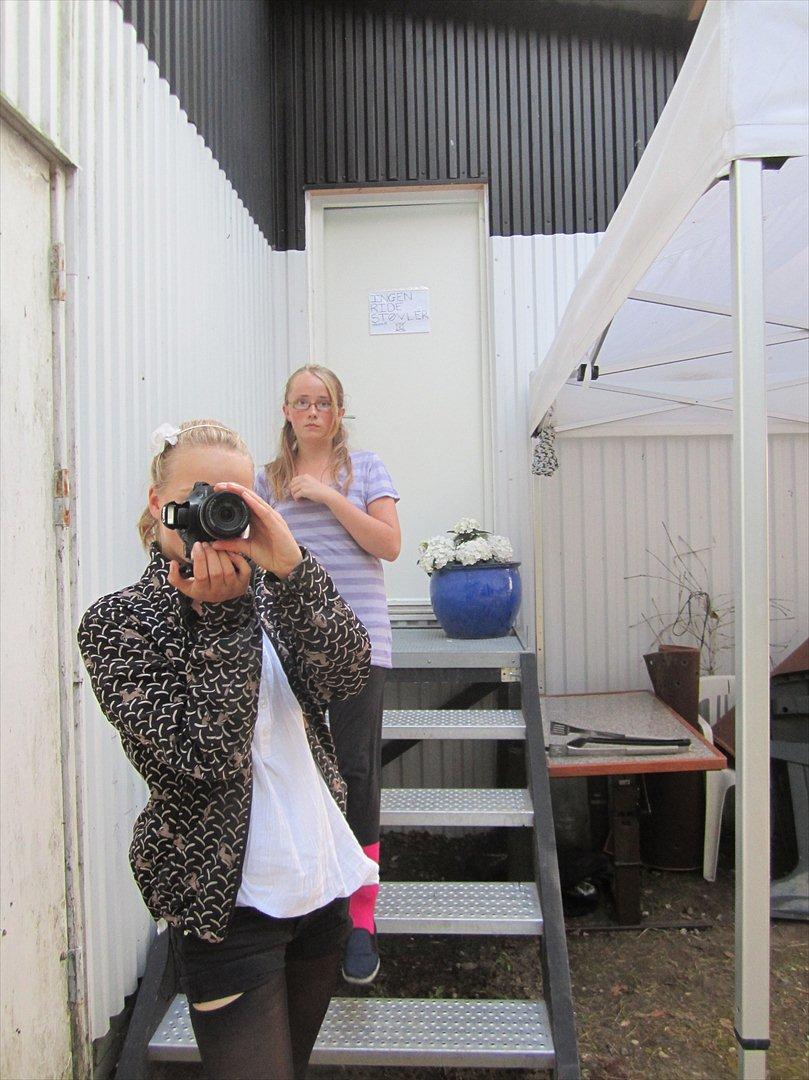 Ridelejr 2011 - Tina Lund - Foran rytterstuen (vores "hjem" ) xD billede 38