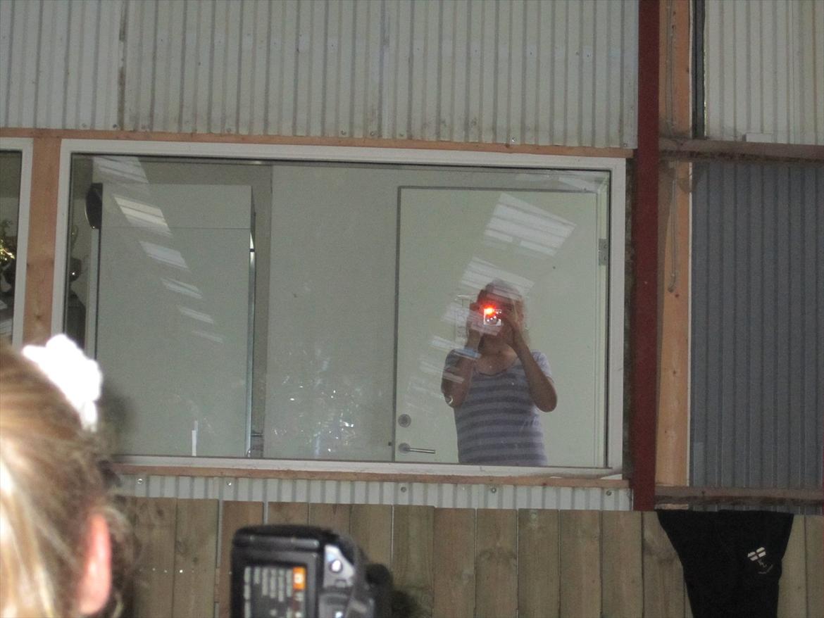 Ridelejr 2011 - Tina Lund - Katrine inde i rytterstuen og vi er inde i rídehuset :D billede 72