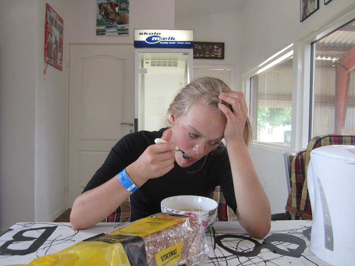 Ridelejr 2011 - Tina Lund - Nanna æder nudler billede 81