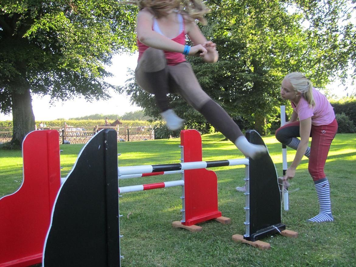 Ridelejr 2011 - Tina Lund - Katrine springer okser :D billede 98