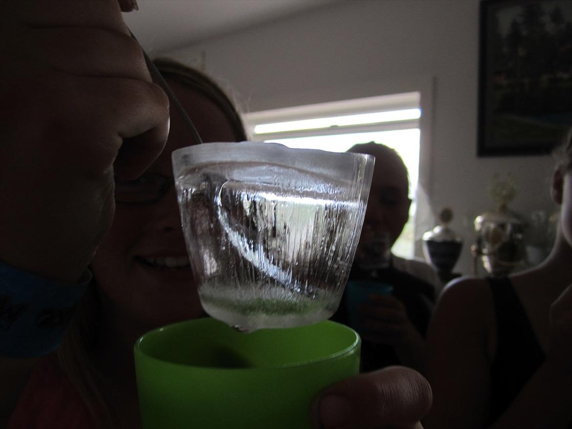 Ridelejr 2011 - Tina Lund - Når man keder sig og fryser en kop vand :D billede 117