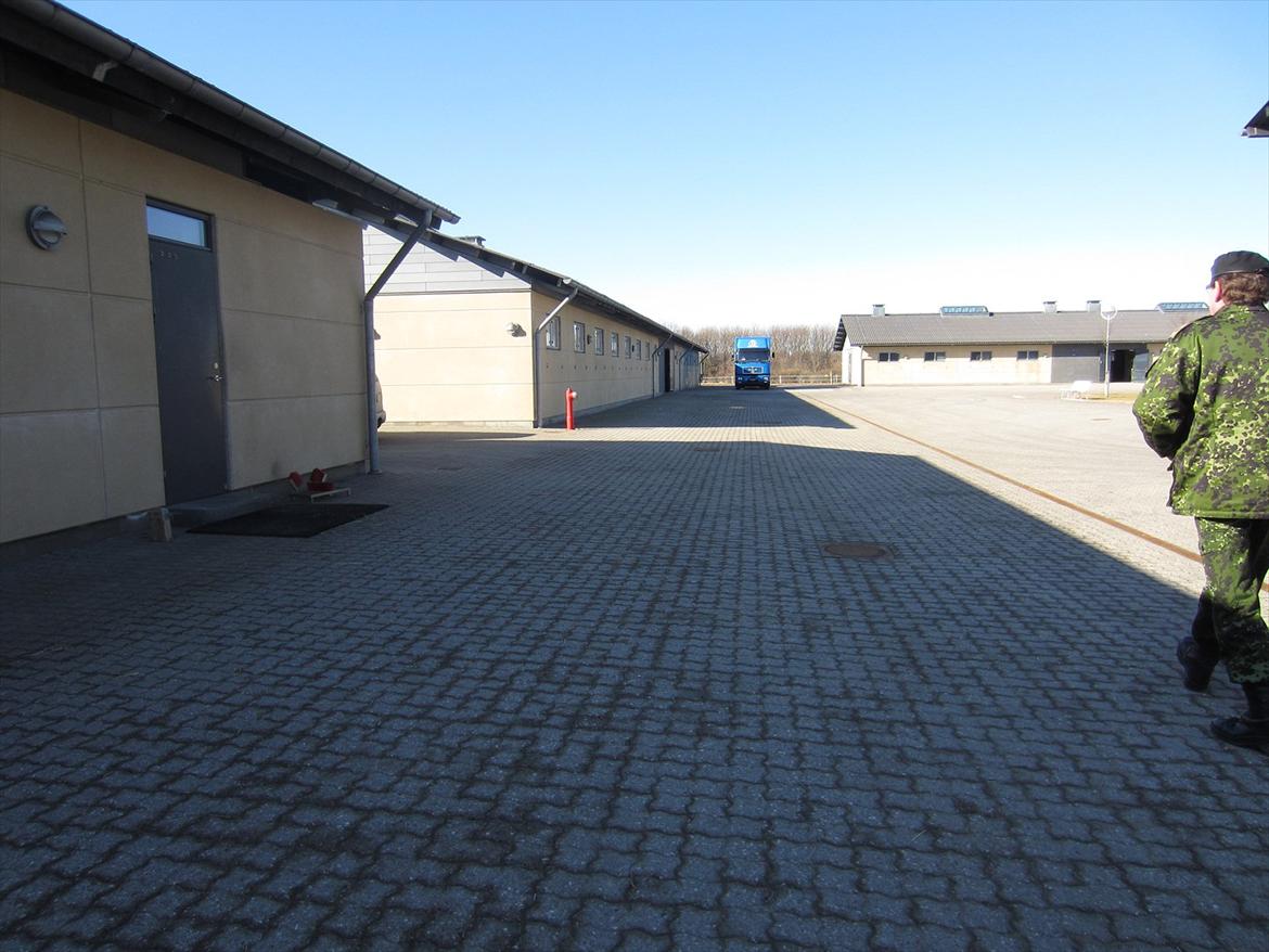 Gardehusarregimentet  - Den bærsete bygning på Venstre side er dyrlægens bygning - Fotograf: Sabina Østlund billede 1