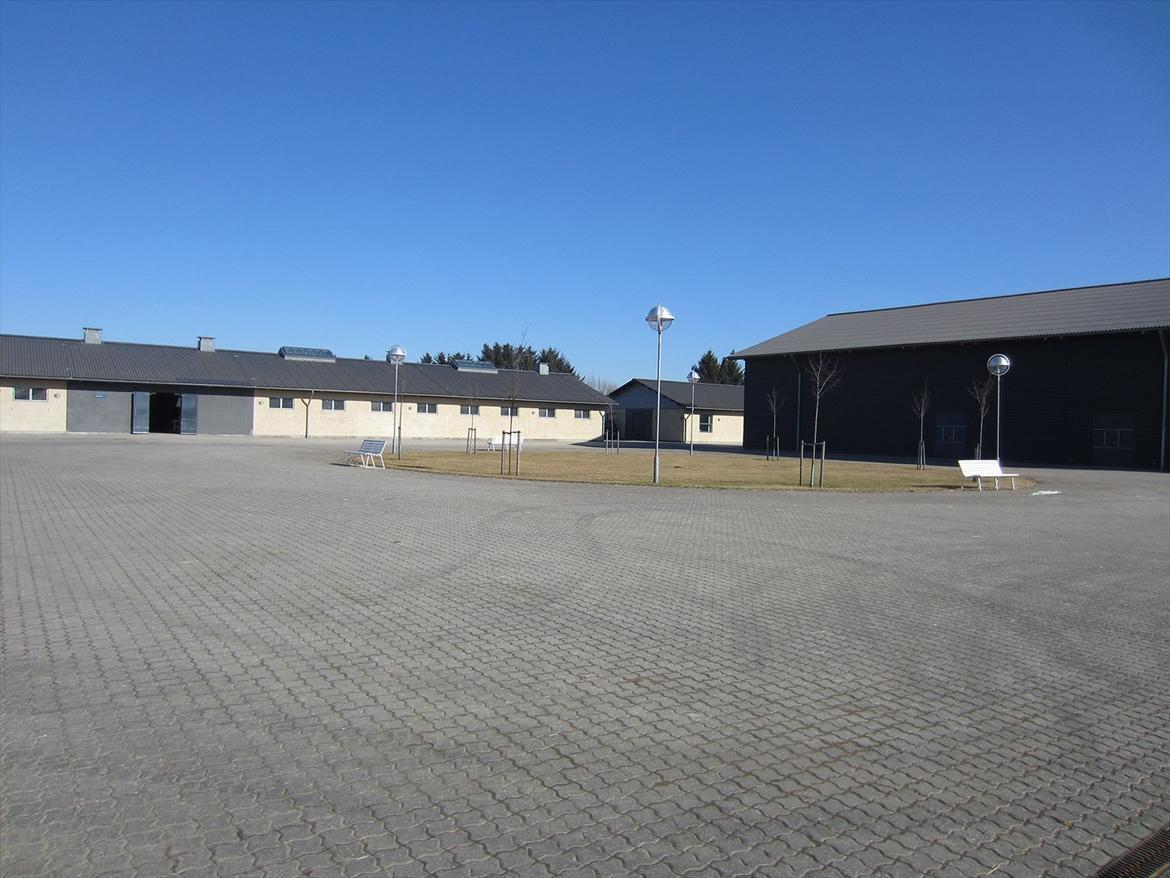 Gardehusarregimentet  - Bygningen lige fremme er Friser stadlen, den sorte lade til Højre er maskine hallen hvor deres traktor mm står. Fotograf Sabina Østlund  billede 11