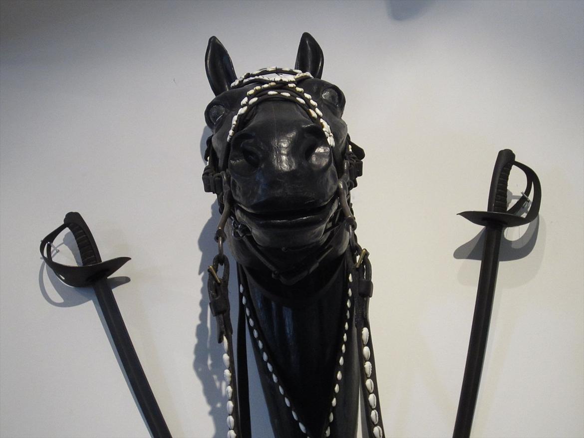 Gardehusarregimentet  - Billeder fra Musset, Alle muslingerne er HÅND syet på ALLE hestenes Hoved tøjerne mm- alle hestene har 2 hoved tøj. Fotograf Sabina Østlund billede 25