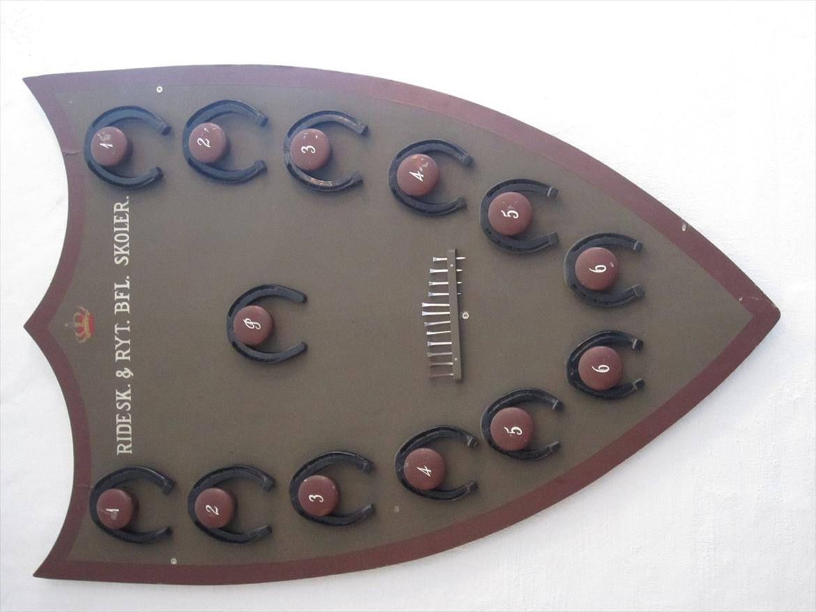 Gardehusarregimentet  - hjemmelavet heste sko.. ALLE hestenes sko er hånd lavet specielt til hver enkelt hest her er 13 modeller smeden typisk laver 
Fotograf Sabina Østlund  billede 35