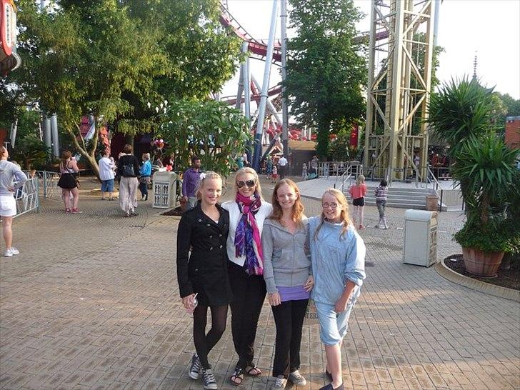 Ridelejr 2011 - Tina Lund - Tivolii ;) Mig, Katrine, Nanna og Tina billede 192