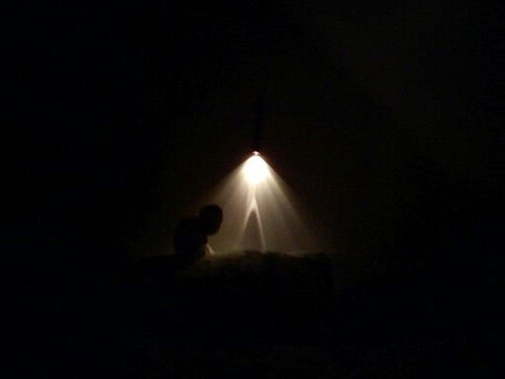 Noget af mit værelse - 1) Min natlampe :p. Bestående af en lommelygte og en knapnål i væggen xP. Primitivt xD billede 1