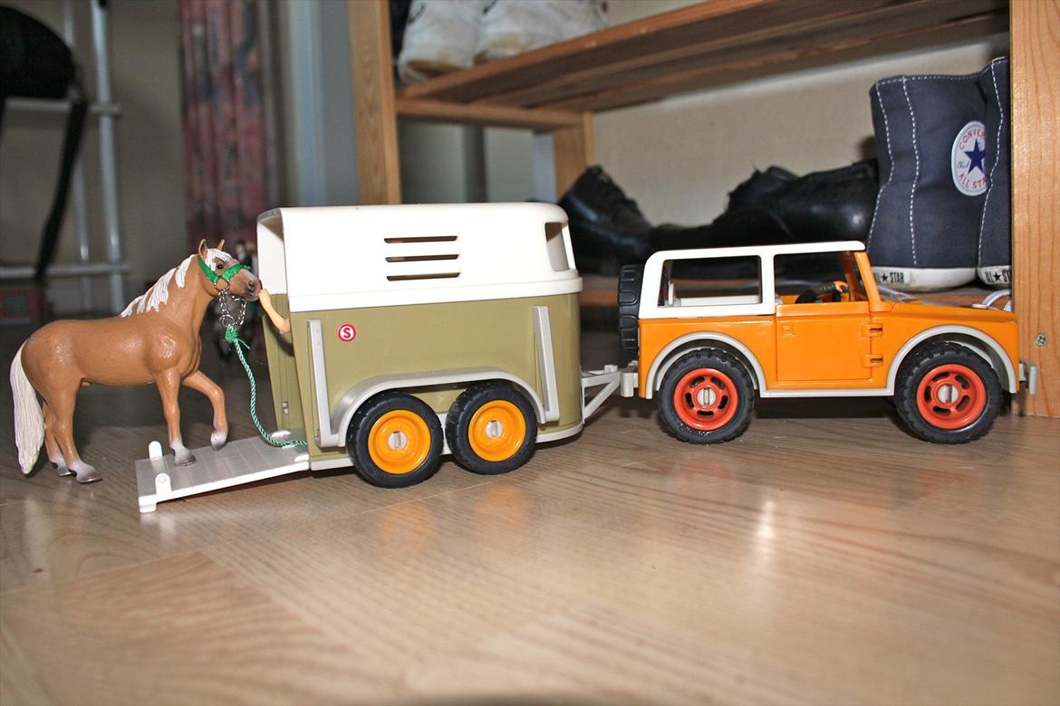 Schleich - Bil og hestetrailer.
Palomino billede 7