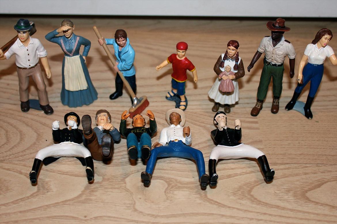 Schleich - Fra venstre øverst til højre nederst:

Ældre mand med økse
Ædre dame
Staldpige der fejer
Dreng
Pige
Safarimand
Staldpige der strigler
Dressurrytter
Fører til hestevogn
Fører til bil
Westernrytter
Rytter billede 28