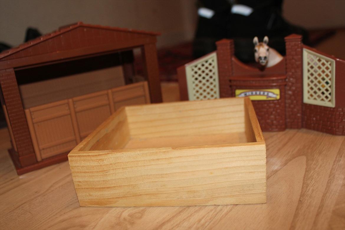 Schleich - Lille stald til 1 hest
'Winner-statue'
Stort vandtrug til fold billede 29