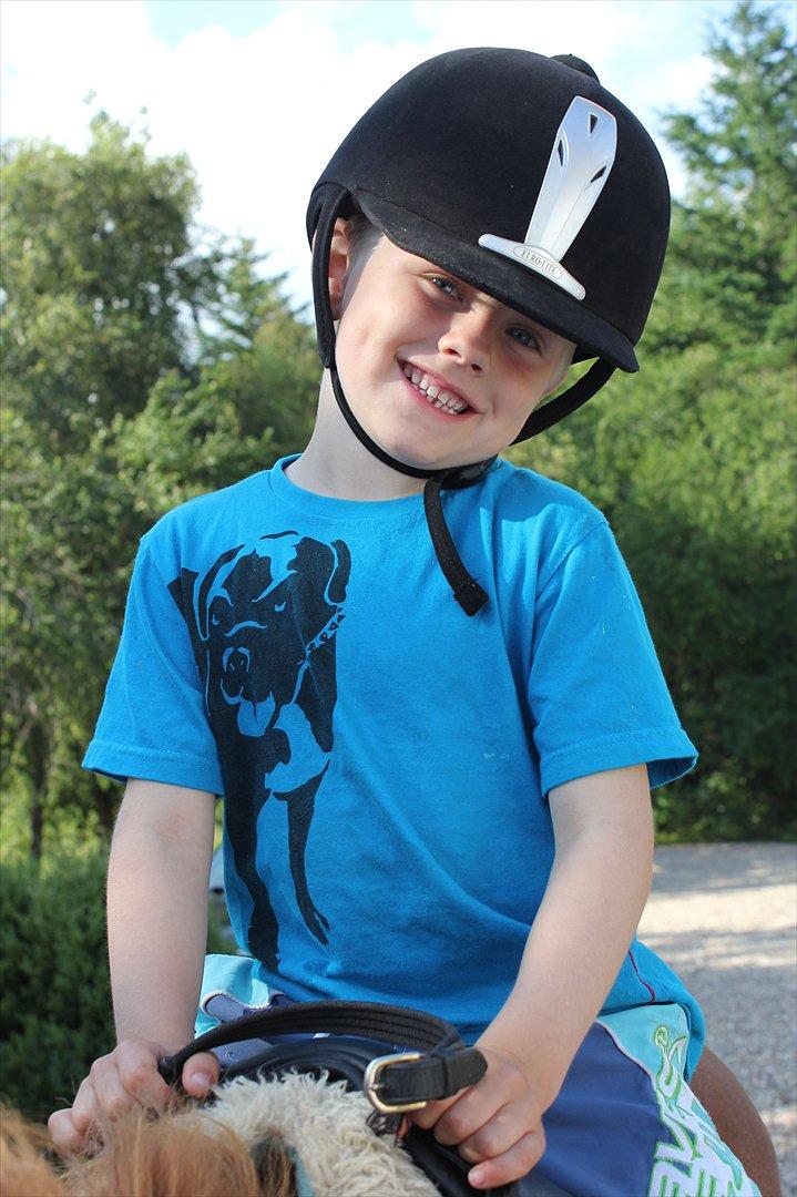 Nevø og niece ude og ride ponyen:) billede 1