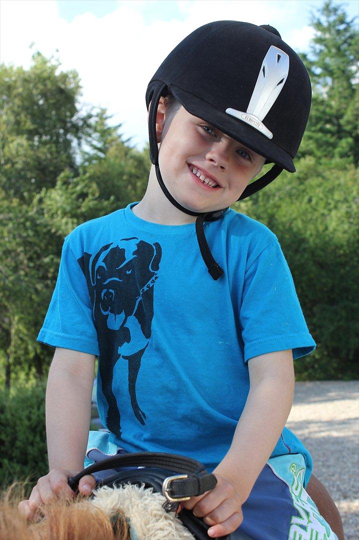 Nevø og niece ude og ride ponyen:) billede 2