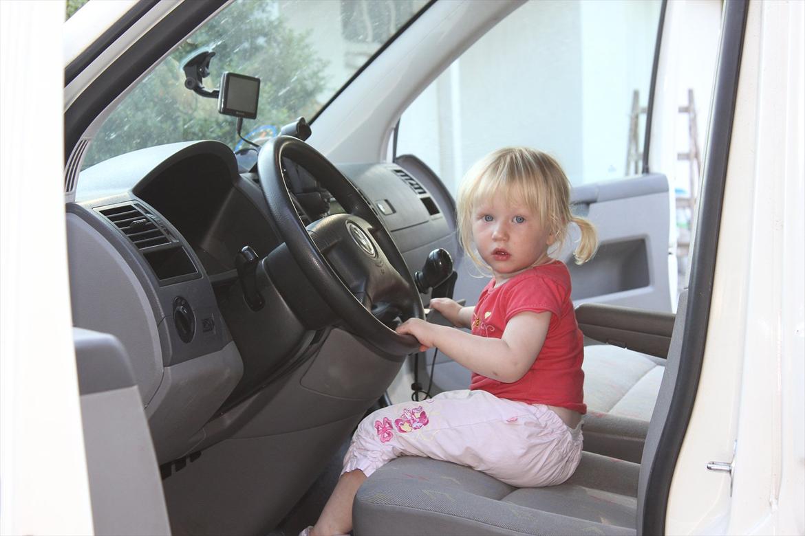 Nevø og niece ude og ride ponyen:) billede 20