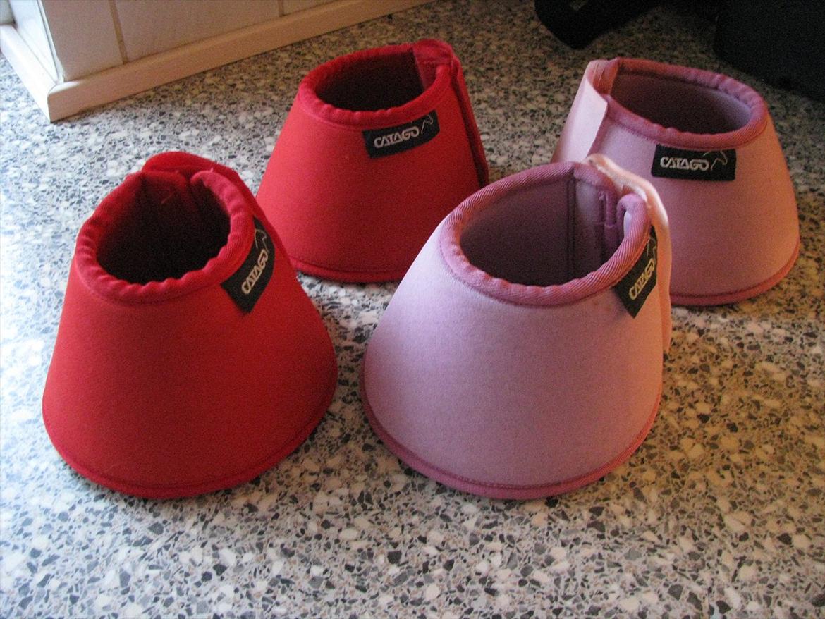 Mit udstyr til hestene. - Røde og Lyserøde catago klokker. billede 59