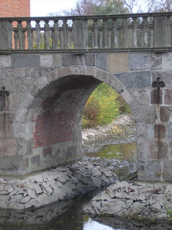 Når man bor i smukke omgivelser. - Broen  ved Vallø slot. billede 7