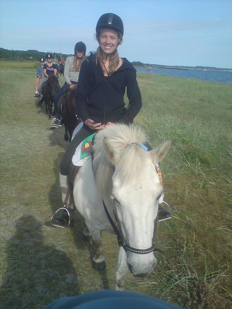 Ridelejr på Vinkærgård :) - På vej hjem fra vandet, her Emma på Frigg :) billede 12