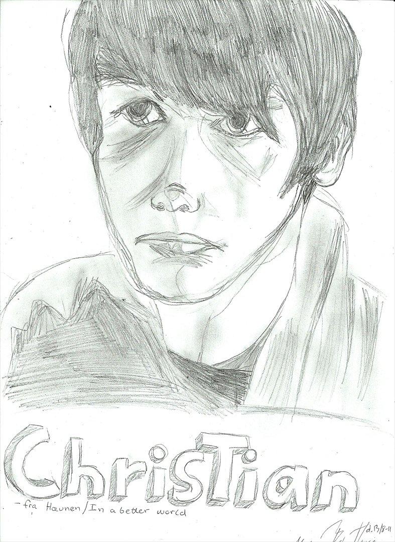 Tegninger :D   - Endnu en tegning af hovedpersonen fra Hævnen xD Kunne ikke så tårerne på den uprintede kopi så det er derfor de ikke er med :/ xD - Var lige noget mere plads på papiret så derfor kom der lidt tekst nedenunder :P (på den originale billede står skuespillerens rigtige navn, det på tegningen er hans rolle :P) 
Tegnet lørdag d. 13. august 2011 billede 191