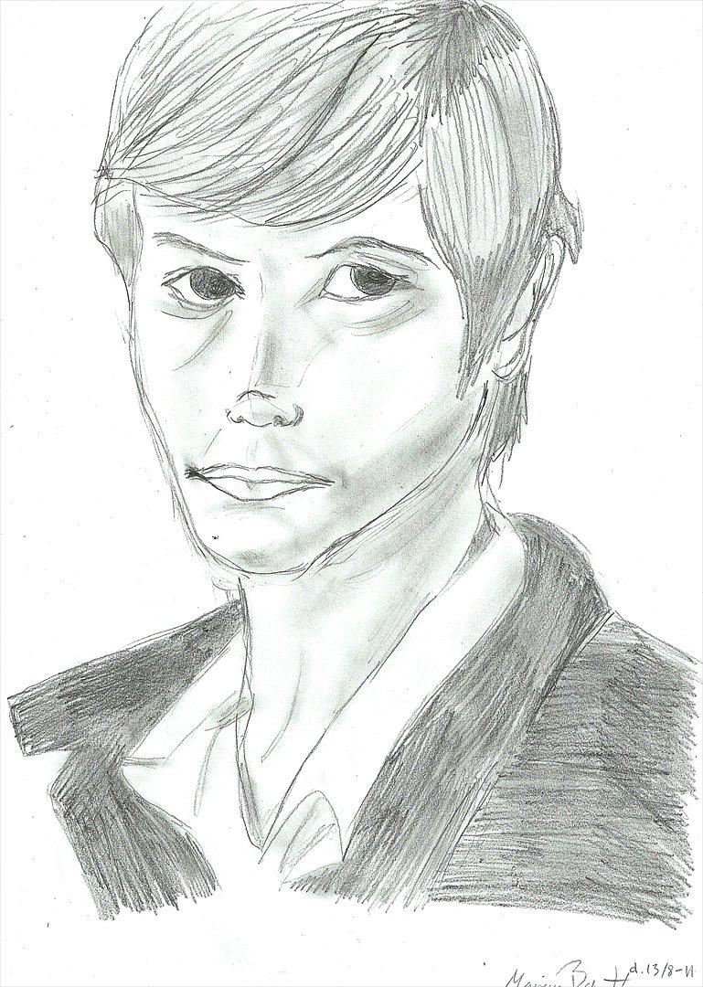 Tegninger :D   - En lidt mere velfriseret udgave af hovedpersonen fra Hævnen xD Jeg synes selv den er blevet meget god :) Udover at jeg kom til at lave en ret grim skygge på hagen jeg ikke kunne viske ud igen >< 
Tegnget lørdag d. 13. august 2011 billede 189