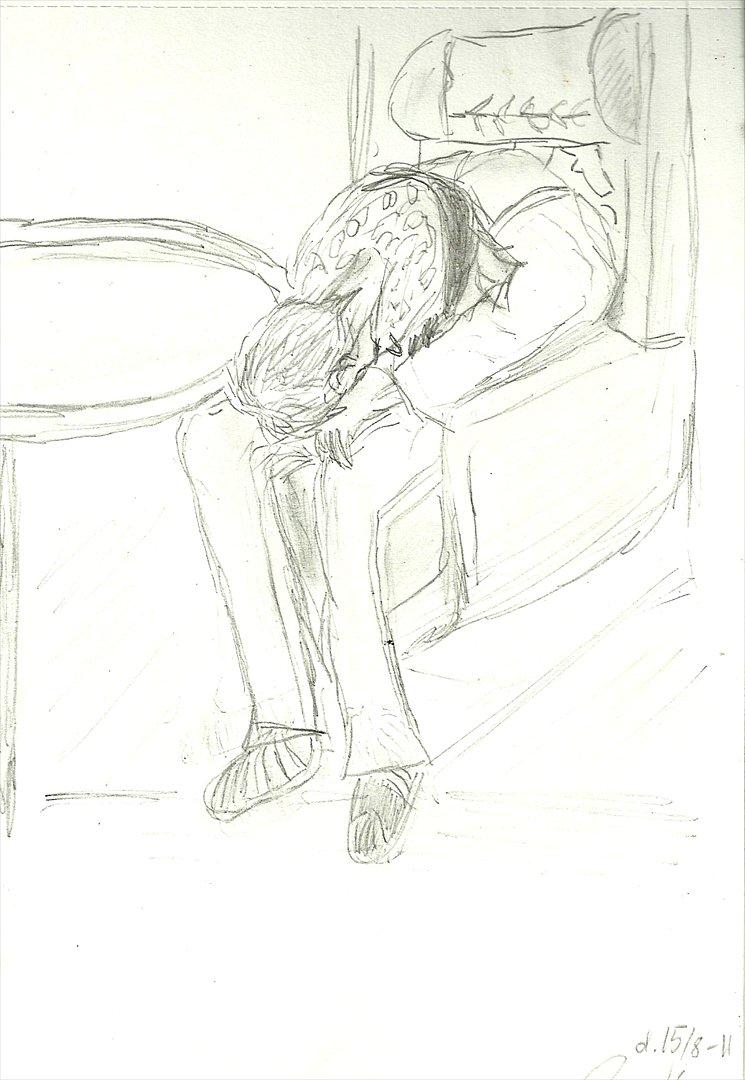 Tegninger :D   - GRIM xD!!! Der sad en mand seriøst og sov på denne måde :O Så spurte Sara om jeg ikke kunne prøve at tegne ham og det gjorde jeg så xD 
Tegnet mandag d. 15. august 2011 billede 185