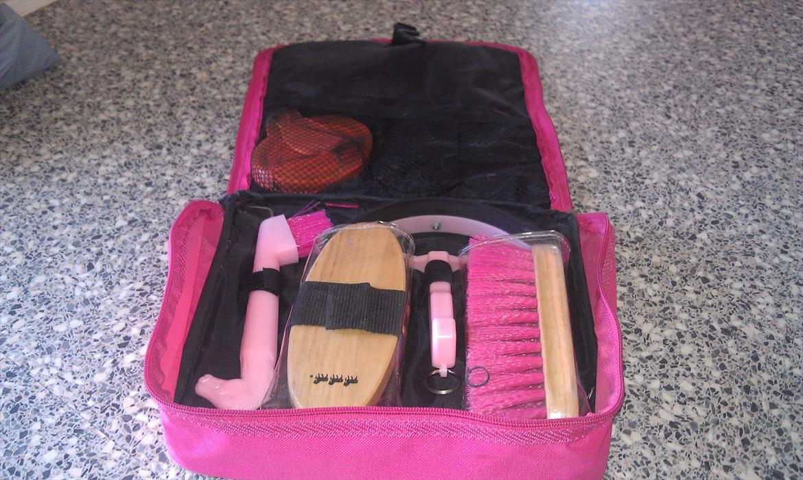 Mit udstyr til hestene. - Pink striletaske. billede 80