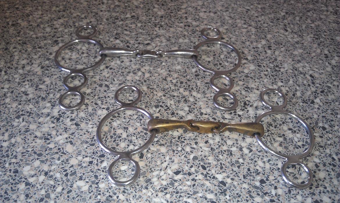 Mit udstyr til hestene. - 3-delt 3-ringsbid og 3-delt 2-ringsbid. billede 77