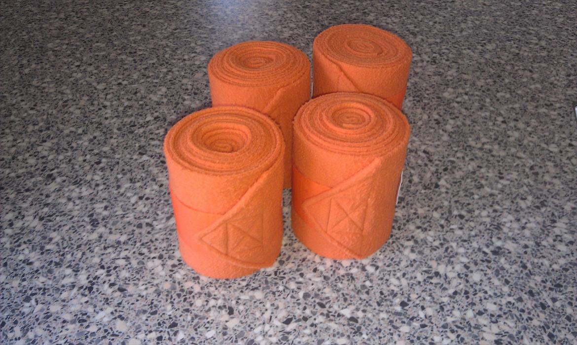 Mit udstyr til hestene. - Orange fleece bandager.  ( Passer til det orange pad. ) billede 61