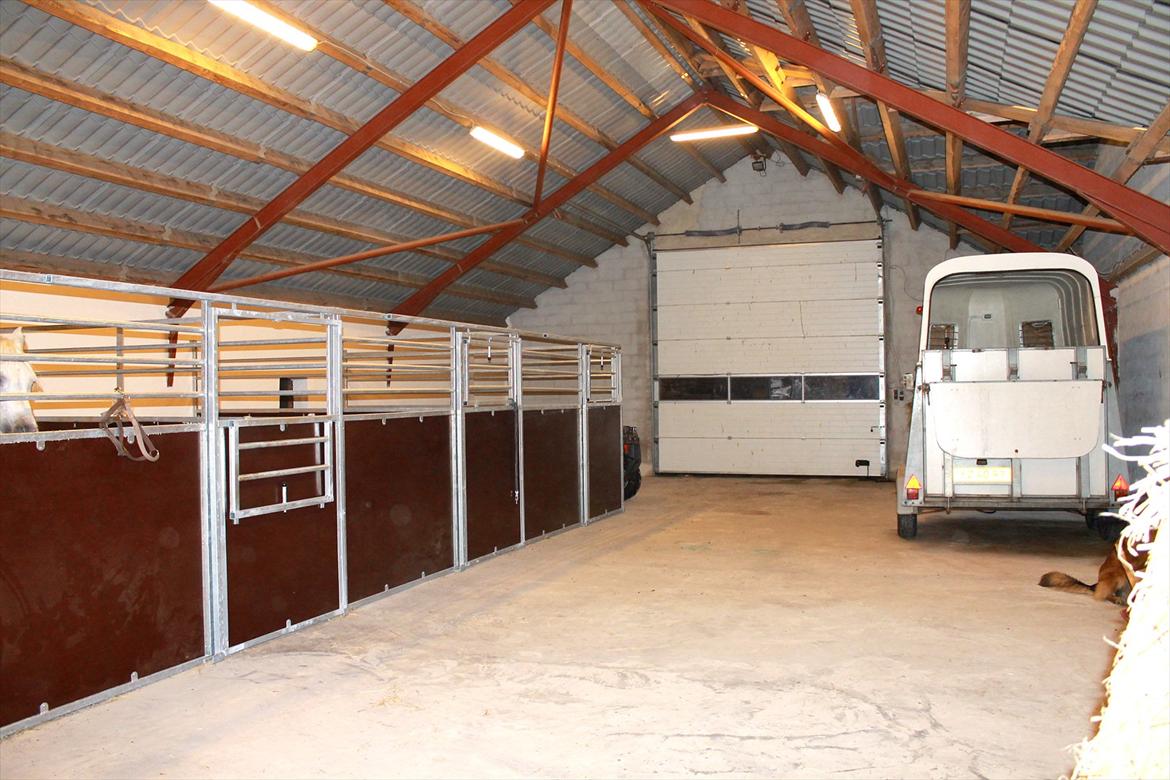 Min nye hestestald - væggen der mangler og blive malet .. billede 3