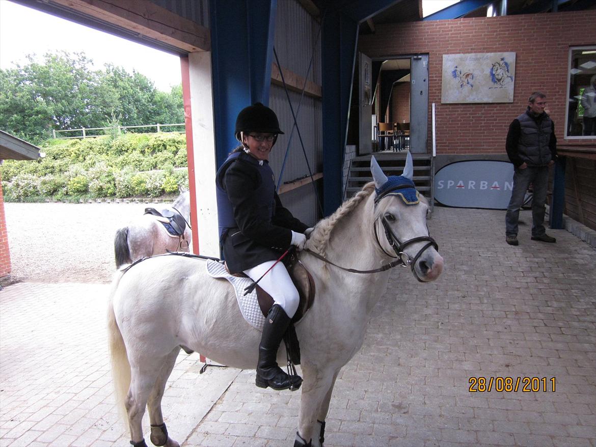 Tougaard Rideklub den 28/8 2011 - Spændte! Lige inden vi skal ind og give den gas :D billede 1