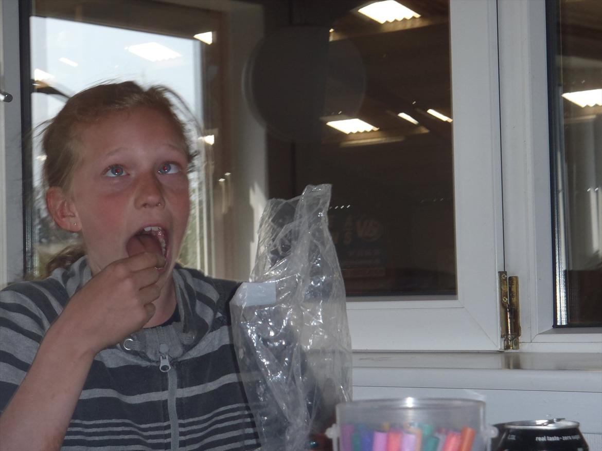 SKRK. Hyggelige tider med Skive Rideklub.  - Julie, når hun sniffer vanilie pulver? :) billede 39