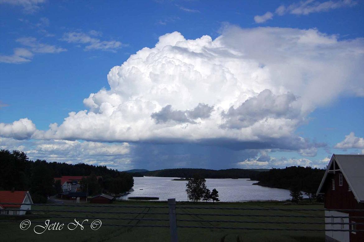 Billeder fra Norge 2011 - Måske ikke det flottteste billede, men det er et facinerende fænomen, sådan at se en regnsky på afstand (Nikon D40 med 18-55 mm II f/3,5-5,6 objektiv) billede 11